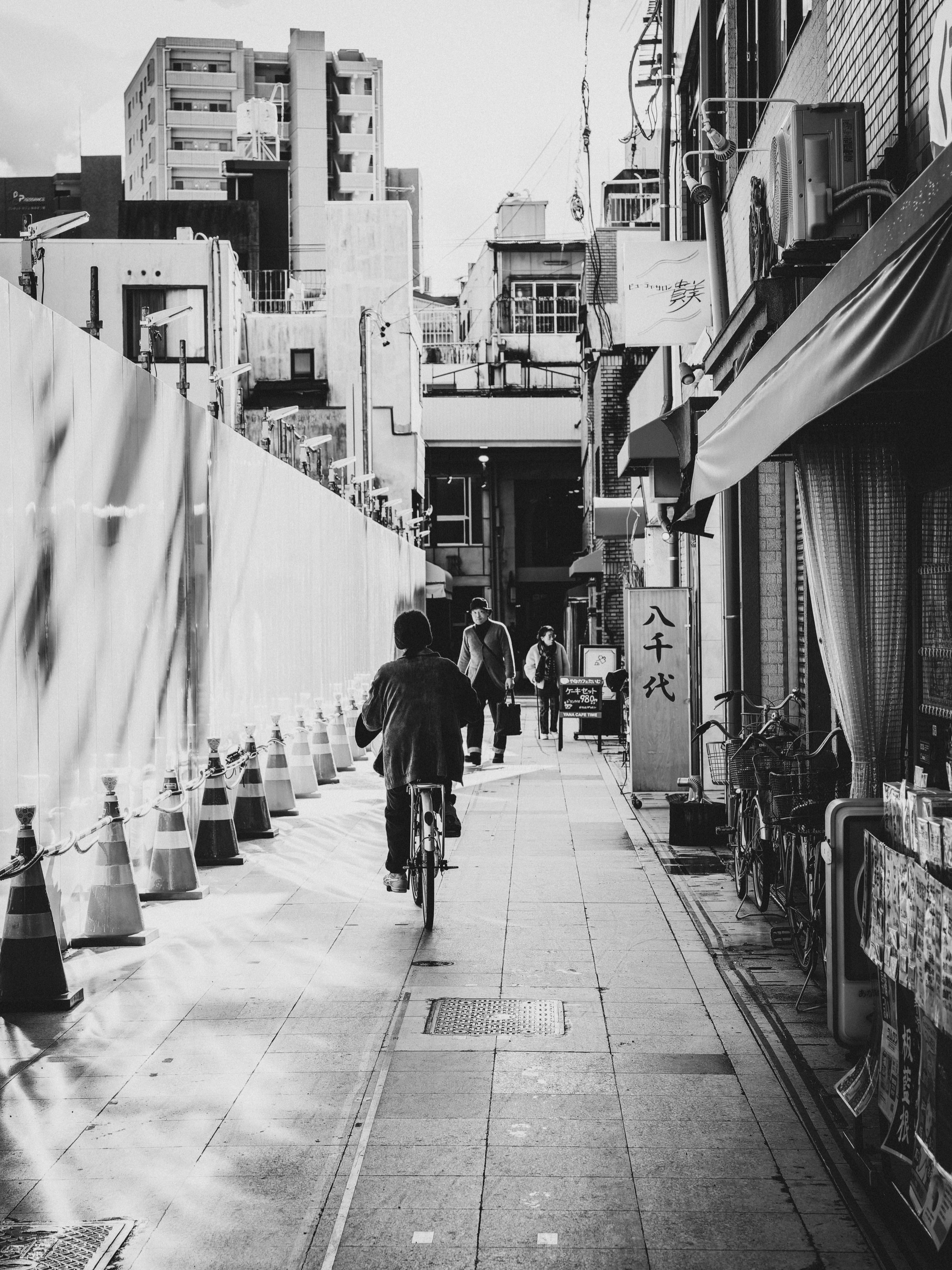 路地を走る自転車