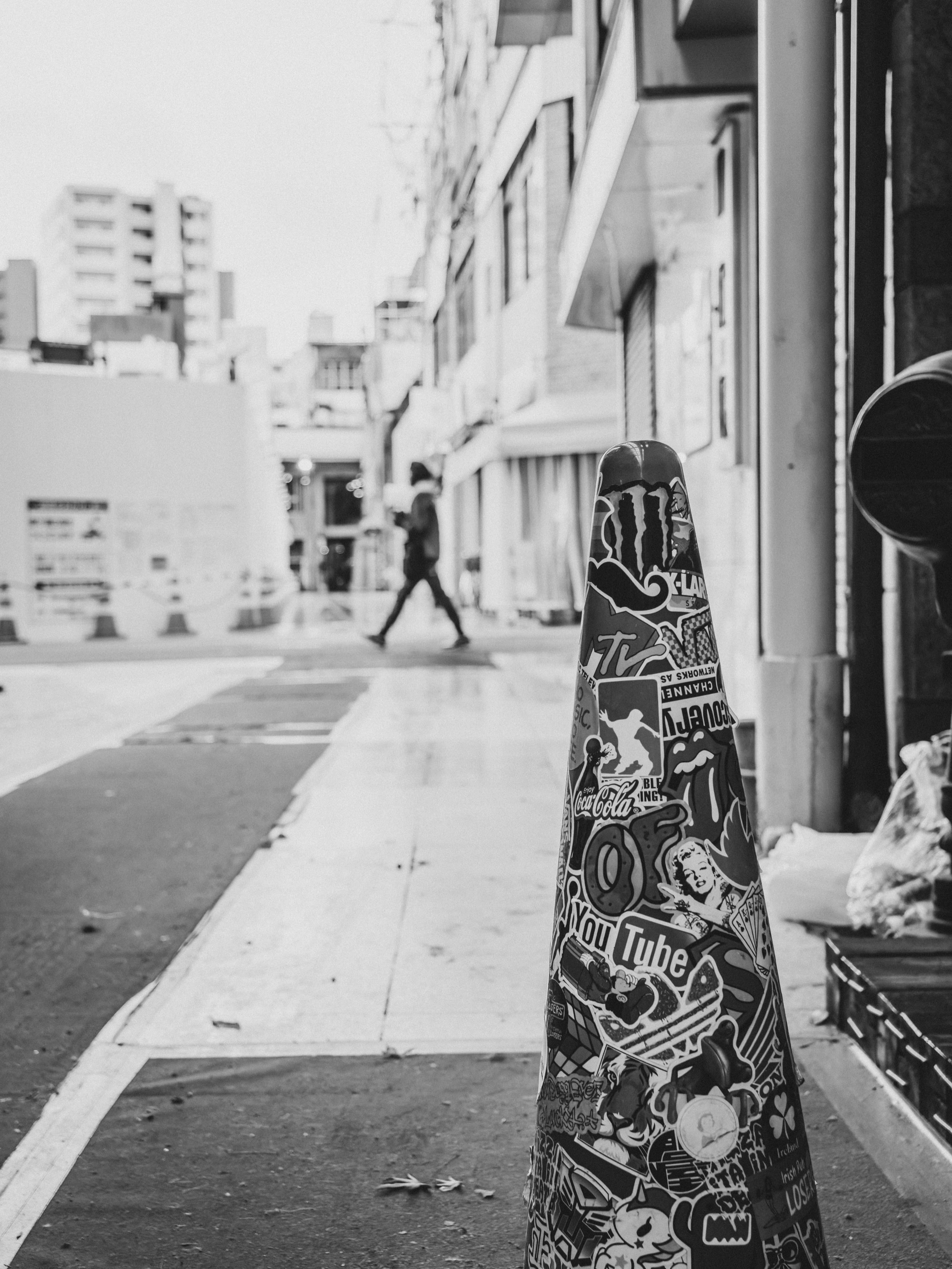 ステッカーの貼られたコーン