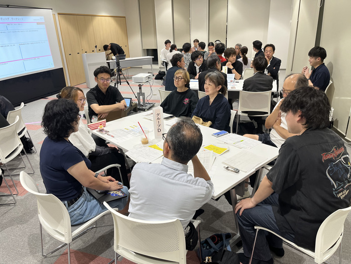 柳ケ瀬エリアプラットフォームの会合でグループディスカッションをする参加者